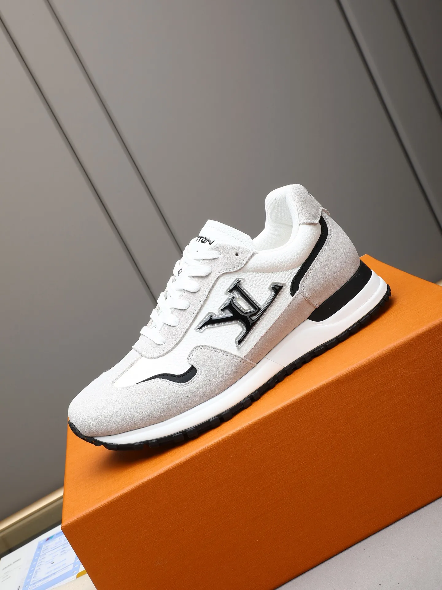 PP600 Louis Vuitton LV Run Men's Sports Shoes LV Run men's sports shoes are made of cowhide leather, low-key and luxurious. The tongue and heel are embellished with classic logos, giving it a full sense of hierarchy. The rubber sole has strong grip and wear resistance, suitable for daily wear or light sports scenes, and has a full sense of quality🎬size: 39-44 (customized at 38.45.46)